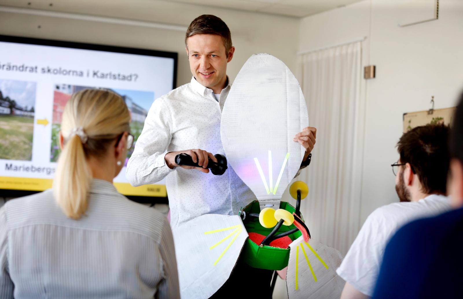 Peter Lampert föreläser framför studenter.