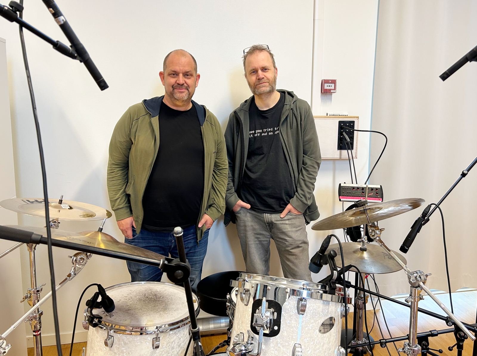 Tim Larsson och David Engström vid trumset