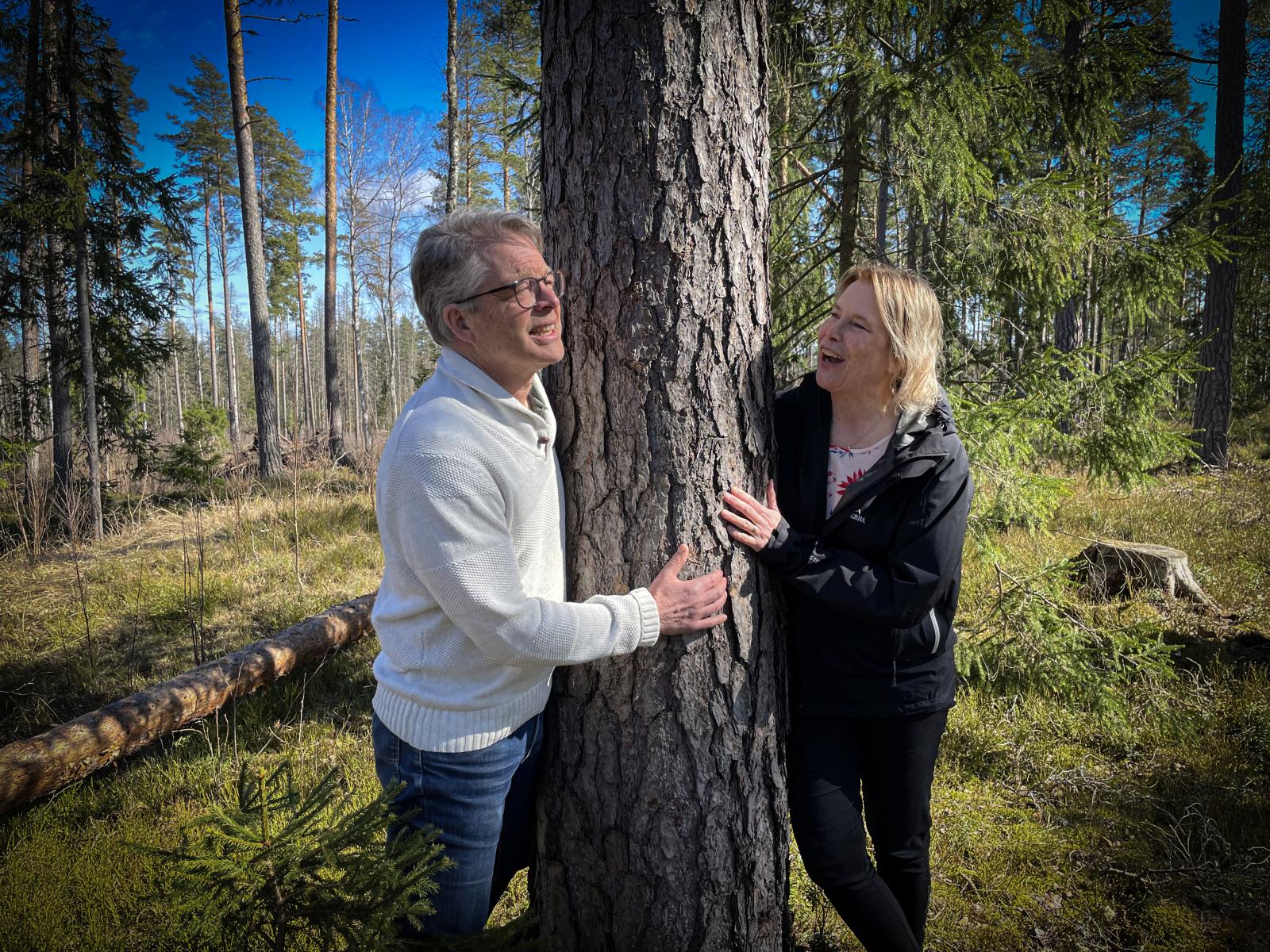 Fredrik Wikström och Helén Williams kramar en tall