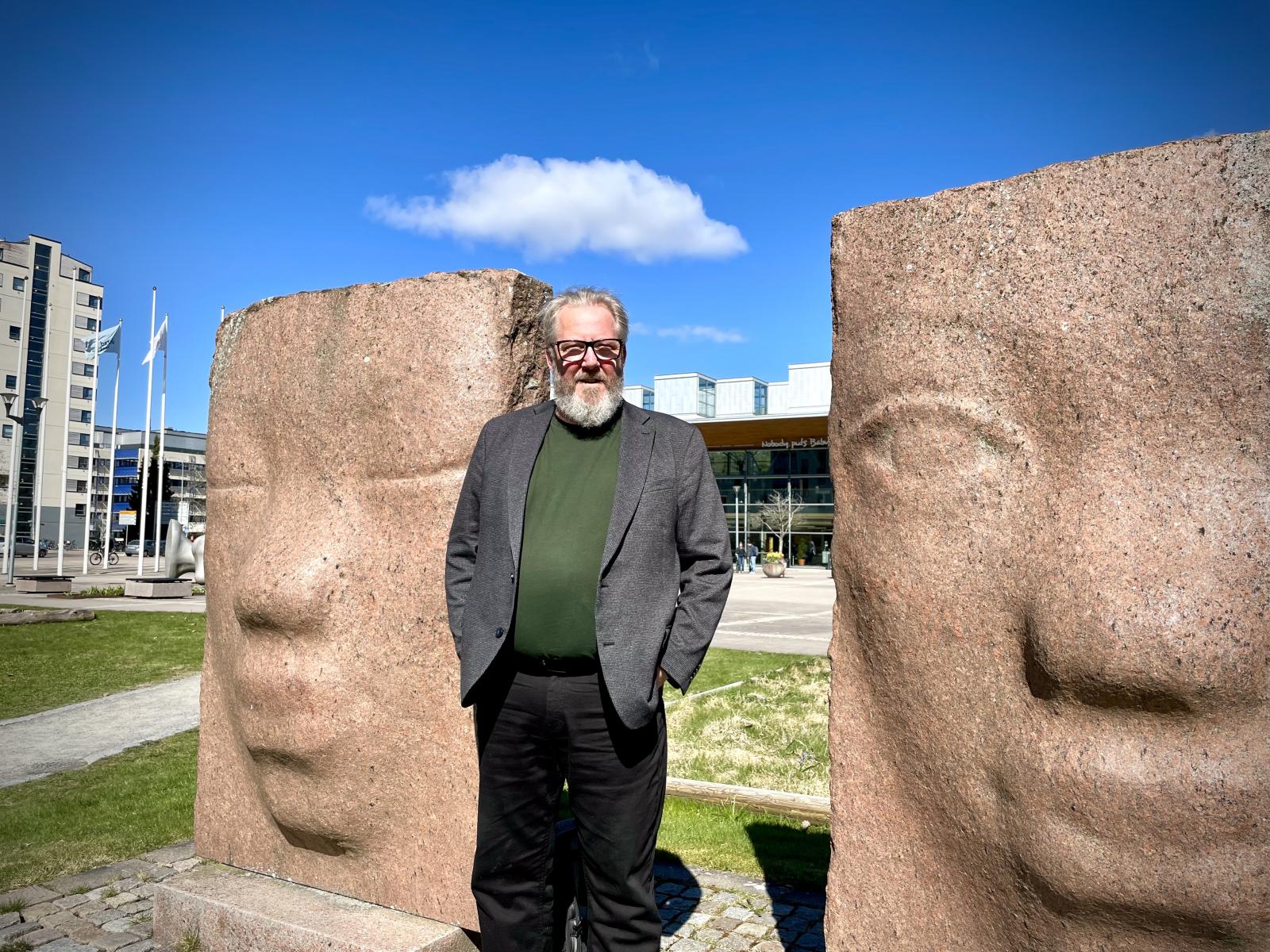 Mikael Granberg vid konstverken i parken