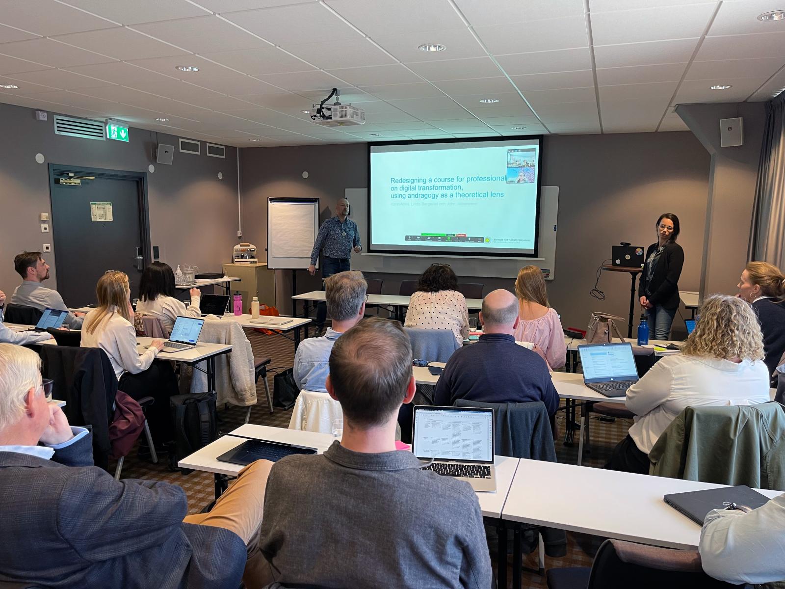 John Johansson och Linda Bergkvist tillsammans med workshopdeltagare