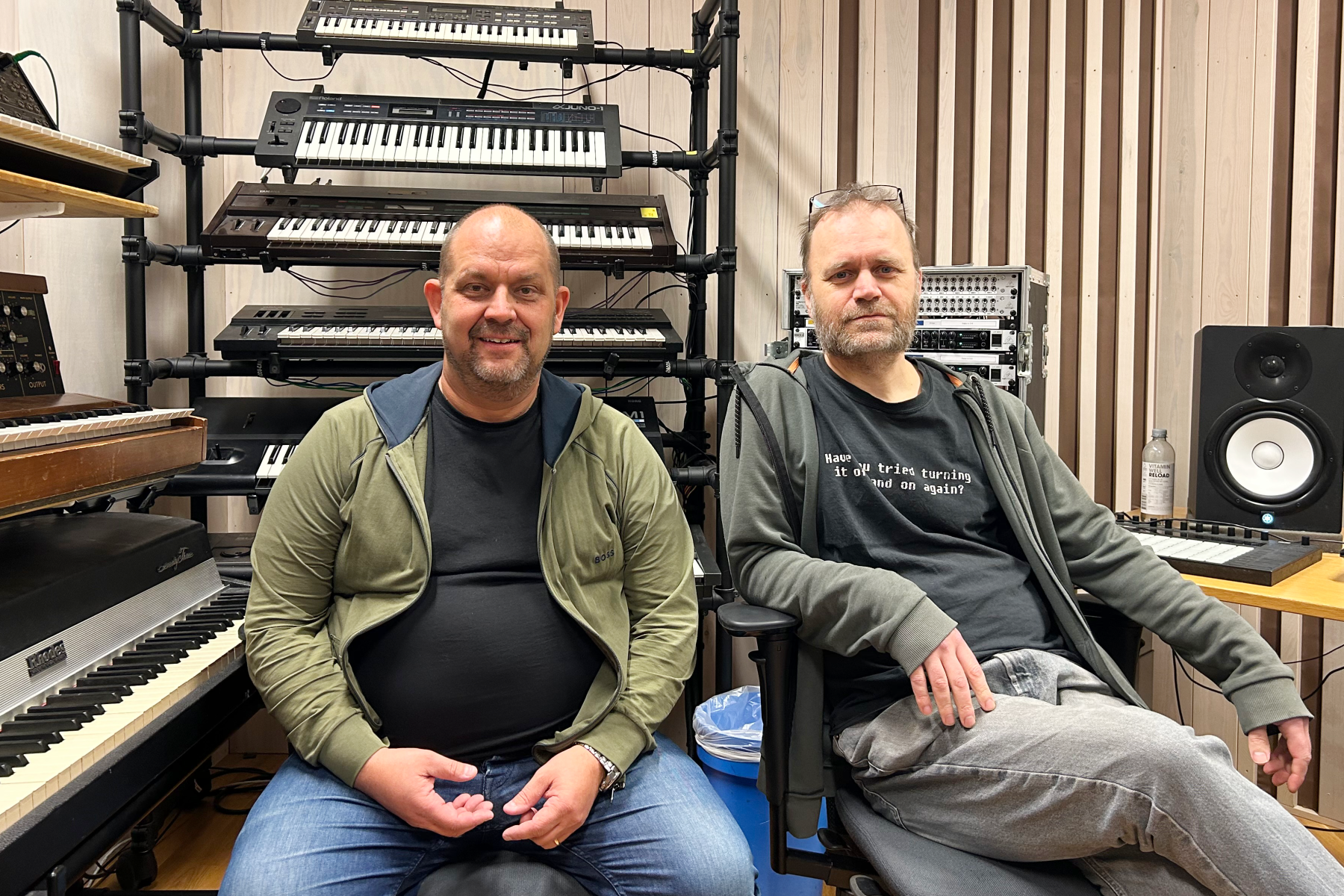 Tim Larsson och David Engström och i musikstudion