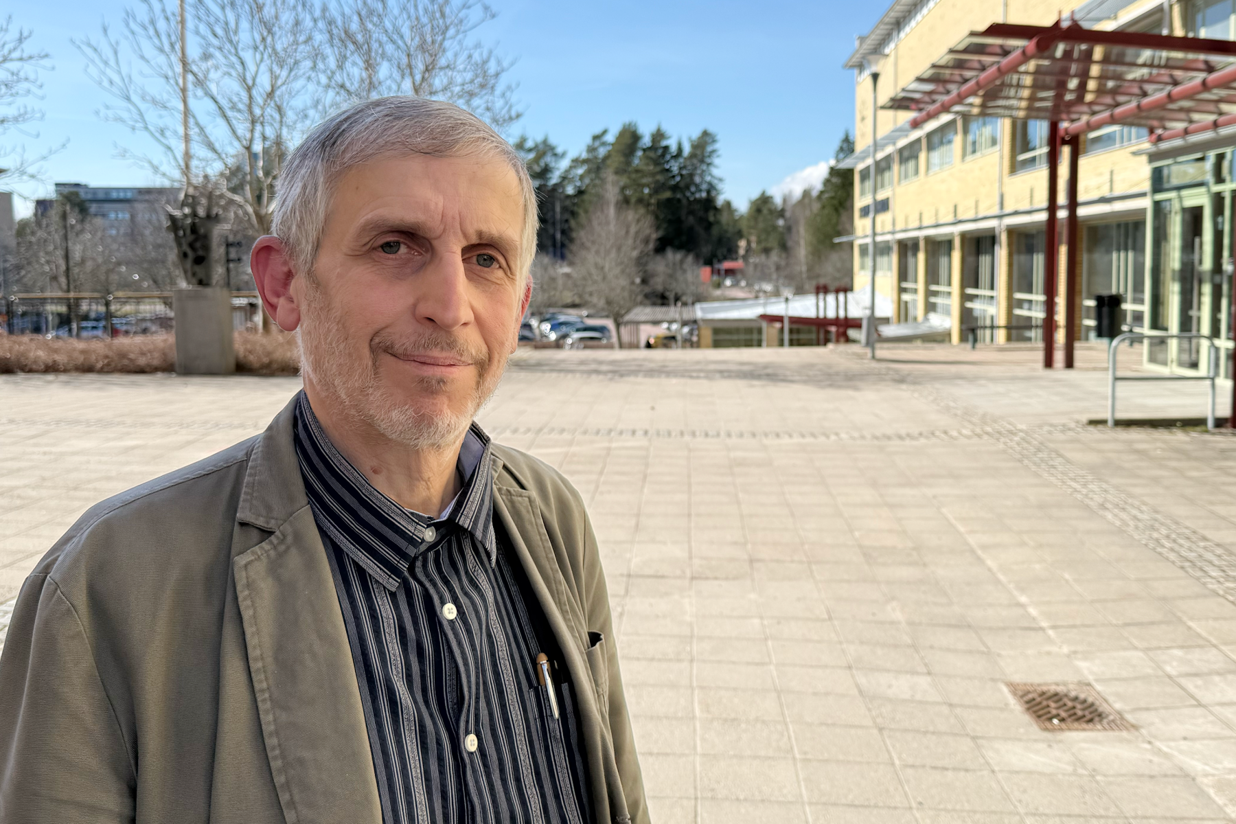 Abdullah Almasri utanför Handelshögskolan