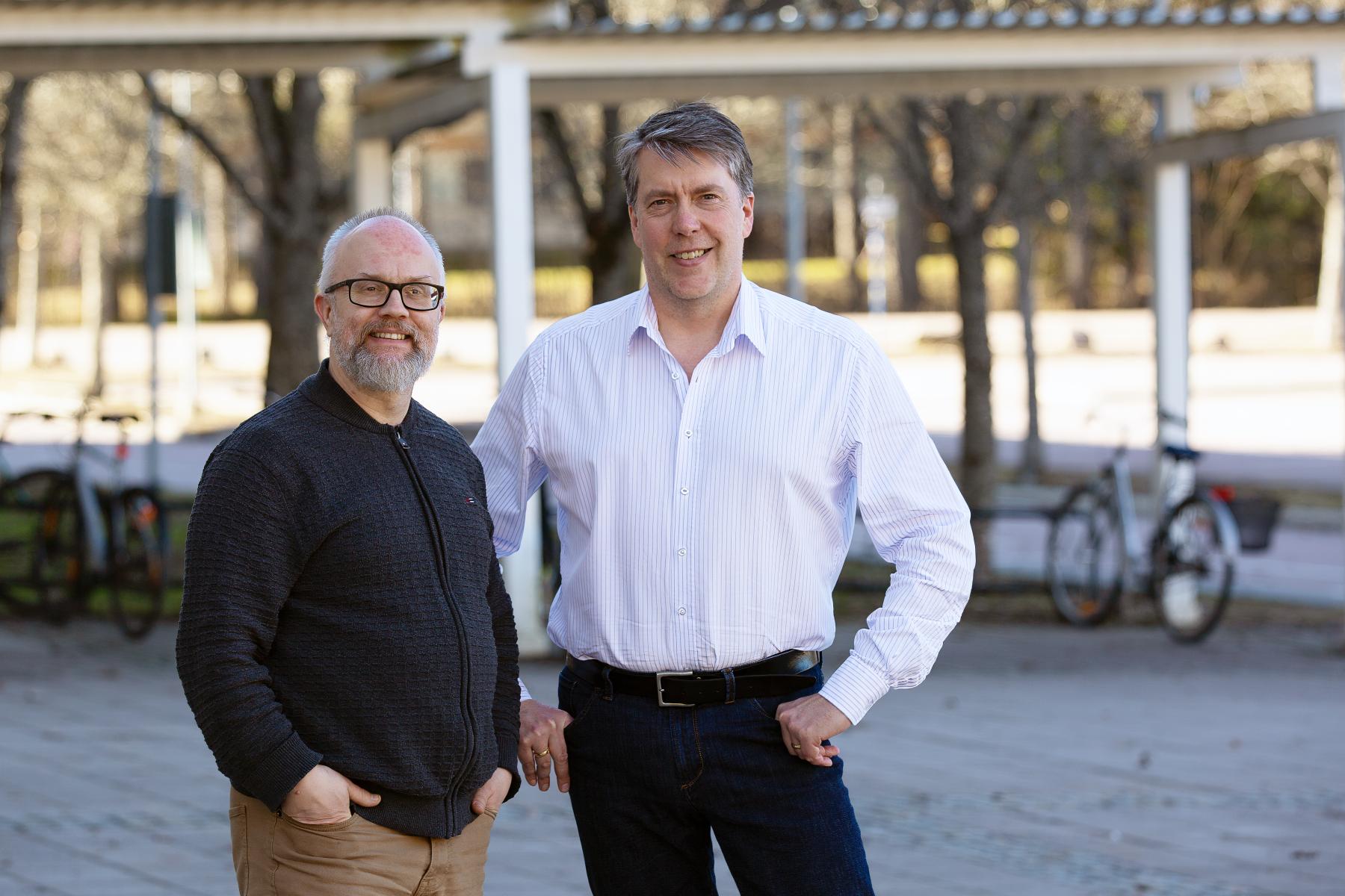 Henrik Örnebring och Michael Karlsson utanför Karlstads universitet