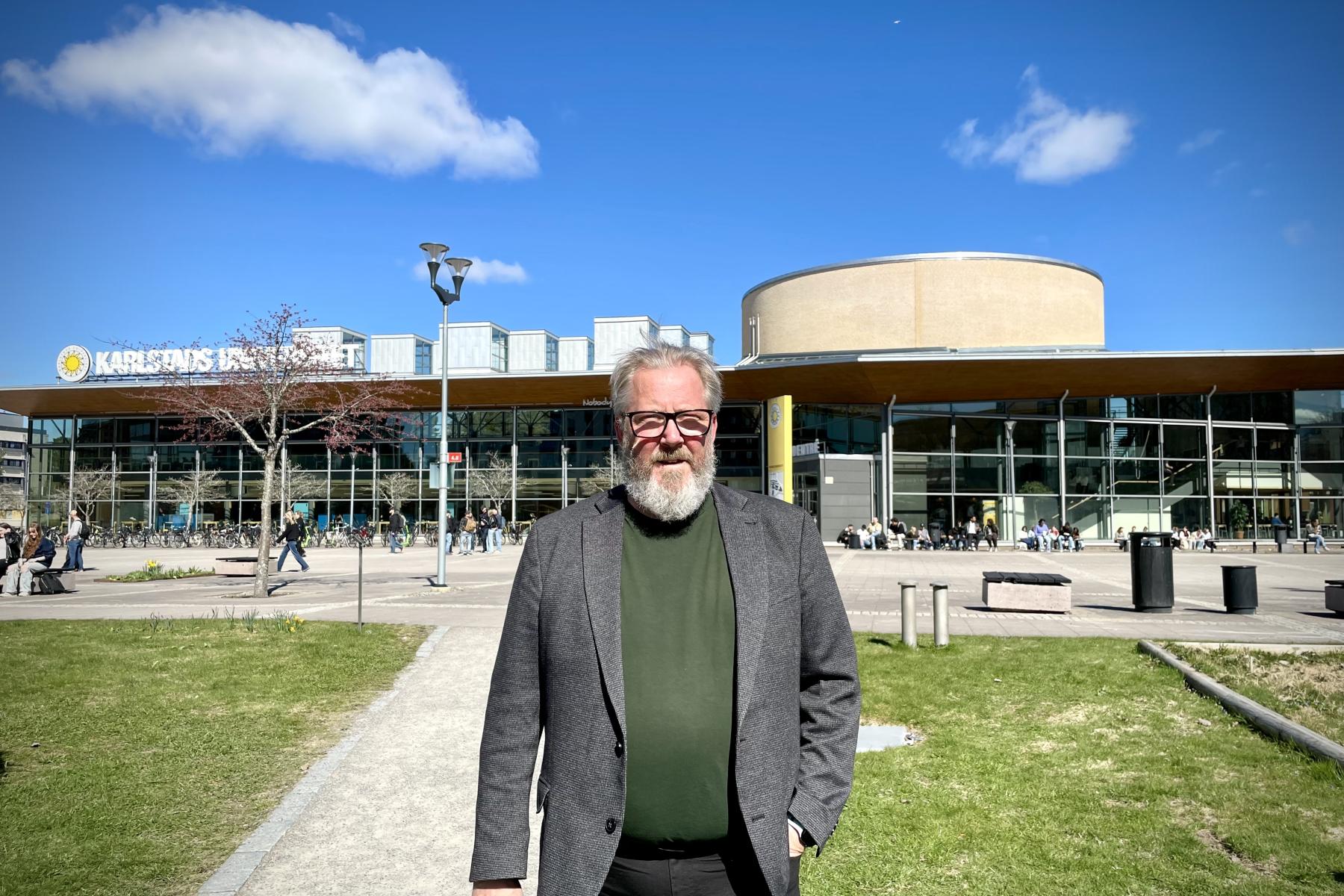 Mikael Granberg i parken utanför universitetet