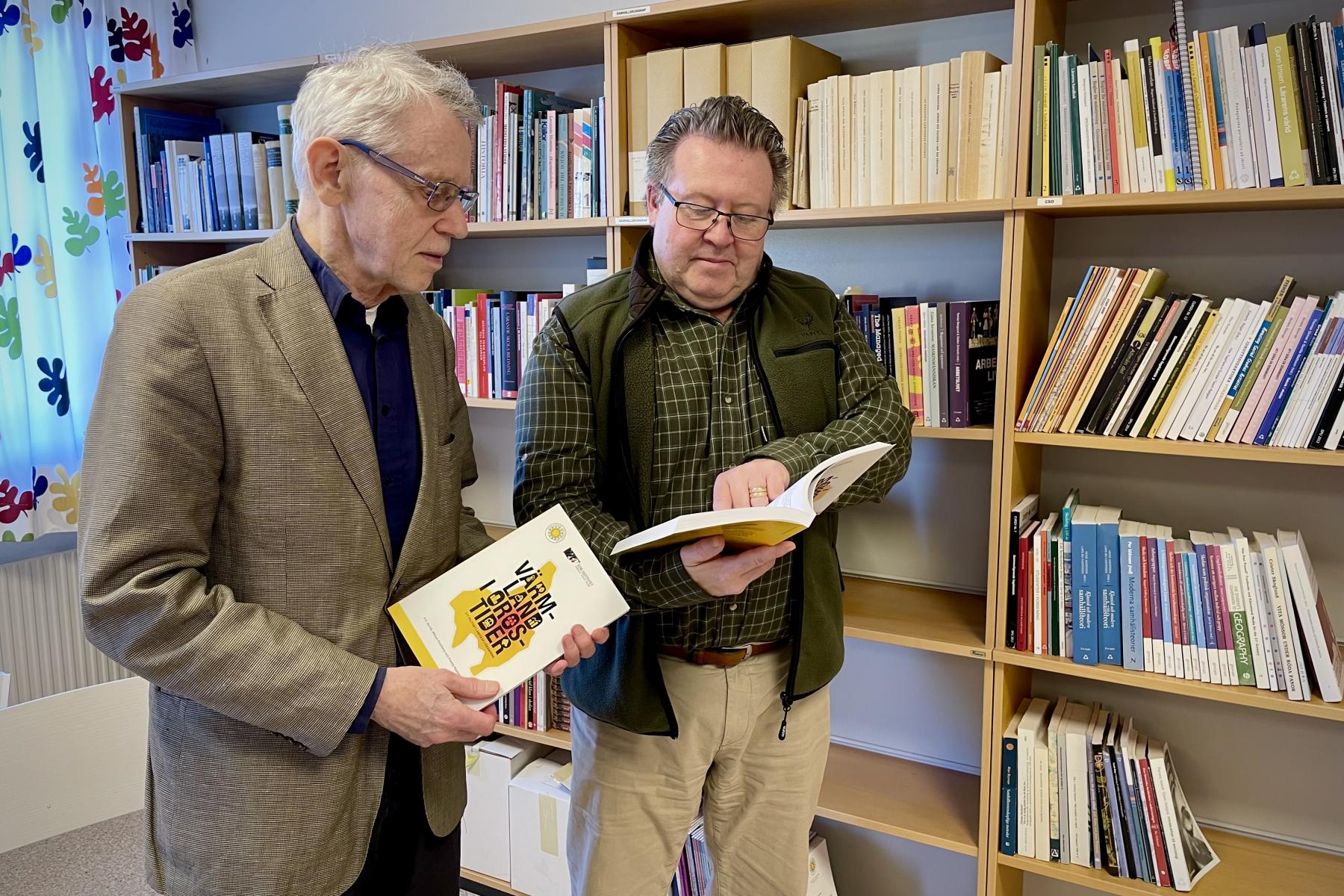 P.O. Norell och Freddy Kjellström vid bokhylla med SOM-studien