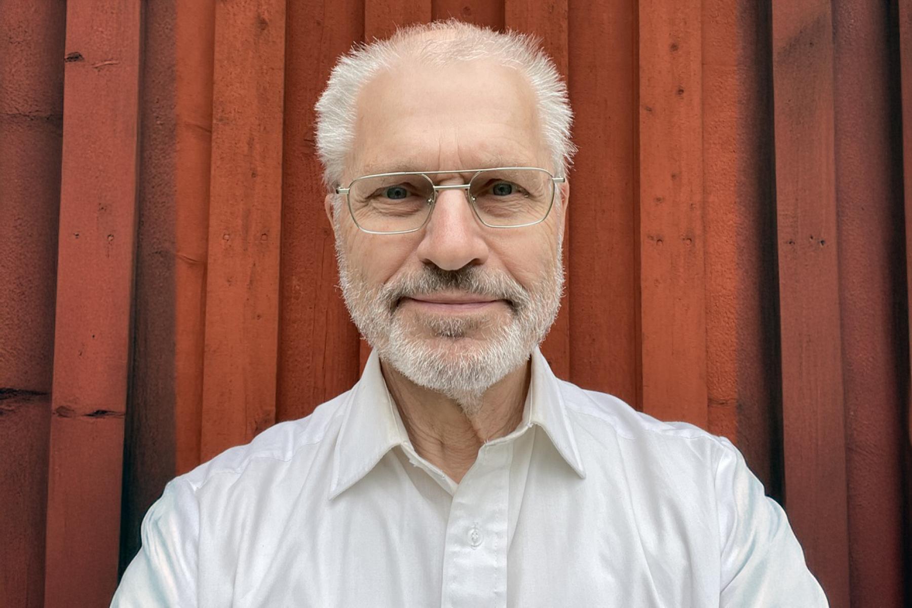 Bengt Månsson framför en vägg